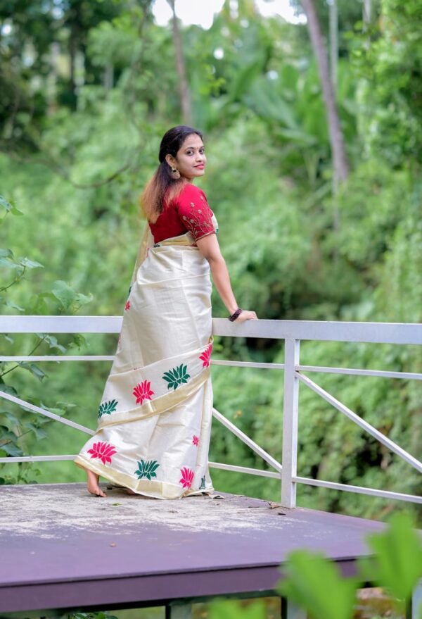 Golden tissue saree with lotus print all over body..

Saree length 6.25 meter