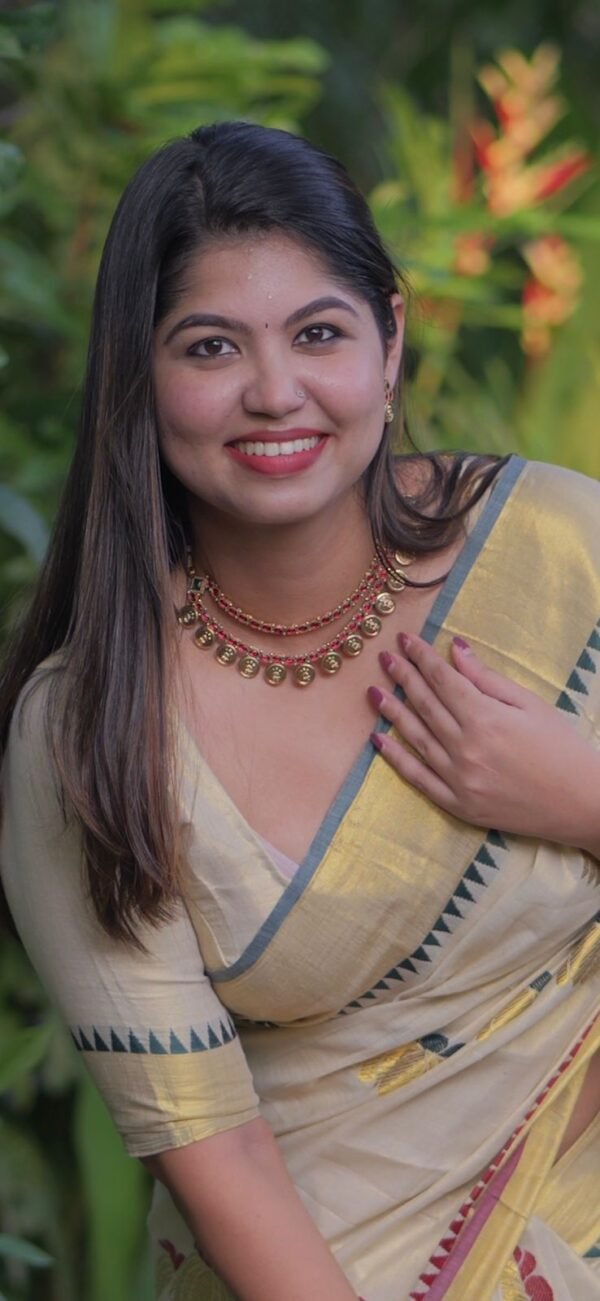 Lotus weave golden tissue saree with temple borders - Image 3